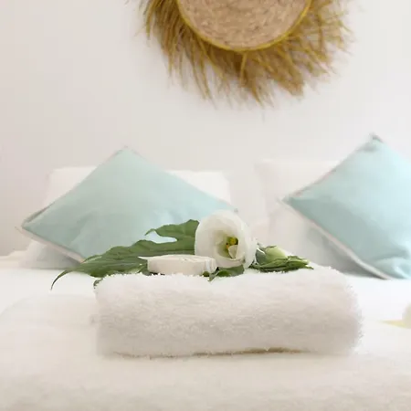 Blue Twenty Two - / Oporto 아파트